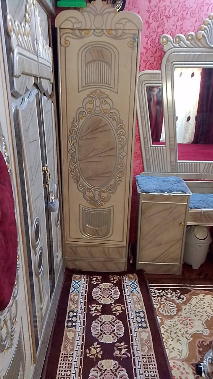 السلام عليكم غرفه اخشاب للبيع 
خشبها الصاج مستخدمه شيء غليل 
نظافتها 100% 
وياها دوشه مال امراه 
ودوشه مال شربايه 
السعر 900 
والشراي هذا رقم التلفون
***********
