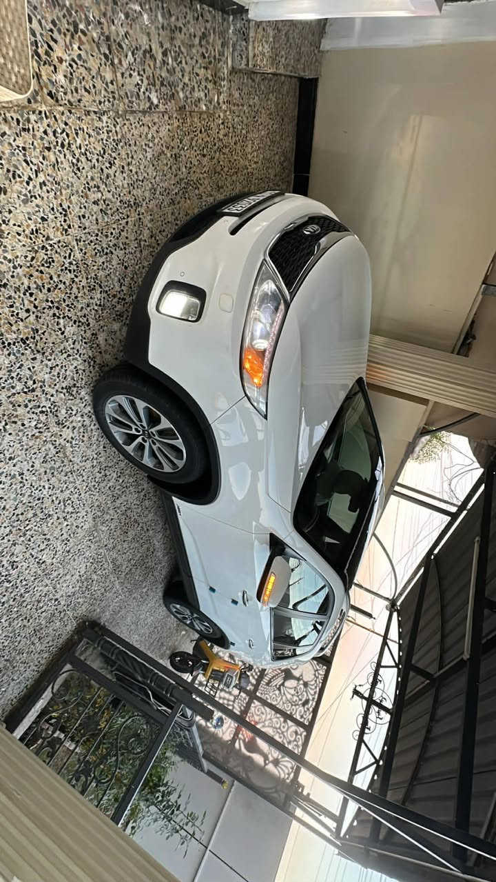 السلام عليكم
سورنتو 2015  
المحرك: V6 سعة 3.5 لتر 6 سلندر 
ناقل الحركة: أوتوماتيك + عادي 
الممشى 87 الف كيلو متر 
7 مقاعد 
مقاعد جلد
مقاعد أمامية كهربائية + تدفئه + تبريد
فتحة سقف بانوراما
شاشة ترحيب + توديع مع الخروج 
كاميرا خلفية
حساسات صف أمامية + خلفية
نظام دخول بدون مفتاح + زر تشغيل بصمه 
10 وسائد هوائية ( أريباك )
نظام ABS مانع انغلاق الفرامل
تحكم ثبات إلكتروني (ESC)
مثبت سرعة (Cruise Control)  
بلوتوث / USB / AUX
مدخل USB امامي خلفي 
مرايات جانبيه كهربائية قلاب 
دوسات ترحيب المقاعد الأماميه

بغداد - المحموديه - خلف مدرسه البساله 
***********
***********
المالك / سجاد - تحويل ثاني يوم 

السعر 195
