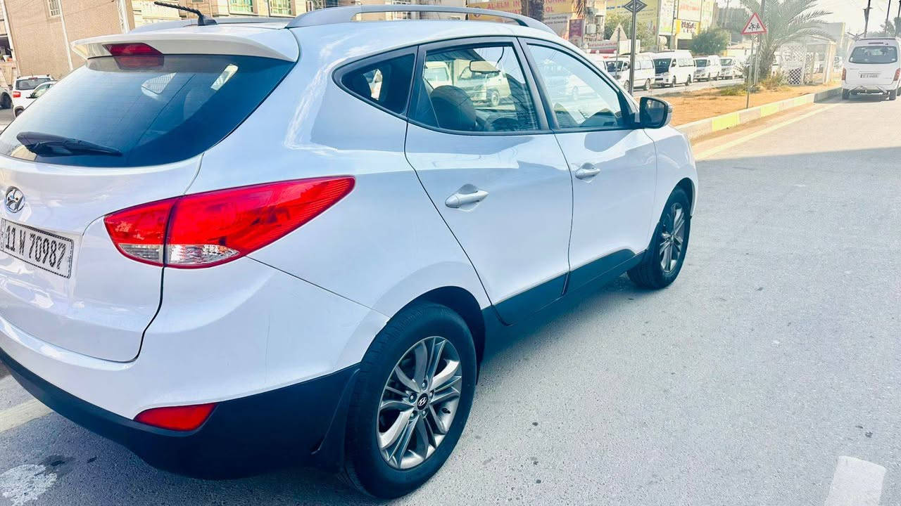 السلام عليكم
توسان خليجي موديل 2015
السياره مكفوله من الصبغ بيها مكانات رصعات السياره كلش جديده ماشيه 82 
بانوراما +حساسات+كامره
كير محرك مكفولات ابد ما مفتوحات حداديه جديده
السعر 155$
مامتواجد على الفيس 
***********
