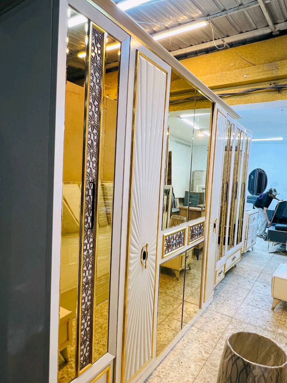 غرفة نوم أنيقة ومتميزة بلون أبيض ذهبي تضيف لمسة من الفخامة على أي منزل. تتضمن خزانة ملابس واسعة مع مرايا عاكسة وتصميمات زخرفية مميزة. مثالية لاستكمال ديكور غرفة نومك بجمال ورونق مثاليين.

المجموعة تتضمن:
- خزانة ملابس كبيرة
- تسريحة مع مرآة
- كومود مع درجين

هذه الغرفة مصنوعة من مواد عالية الجودة لضمان المتانة والاستخدام طويل الأمد.