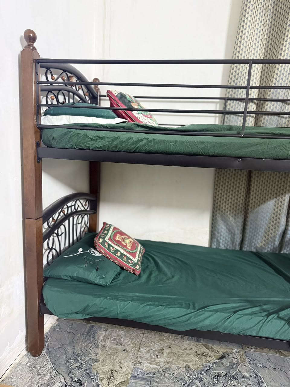 للبيع جرباية طابقين (سرير طابقين) بحالة ممتازة ✨
• مناسبة للشبابية والأطفال والكبار
 • تتحمل من عمر سنتين لحد 20 سنة
 • بيها مساند حماية بالطابق العلوي +تنفصل تصير سريرين او طابقين 
 • قوية ونظيفة وما بيها أي شخط أو ضرر

📅 مشتريها قبل أسبوع فقط
📍 المكان: بغداد – حي أور

💰 السعر: 200 ألف دينار (بيها مجال بسيط بالسعر)
أنا ماخذيها بـ 250 ألف، وموجود مثلها بالسوق.

سبب البيع: المكان عندي صغير


**إذا كنت صاحب هذا الإعلان وتريد حذفه لأي سبب، رجاءا أرسل رسالة إلى الدعم الفني**