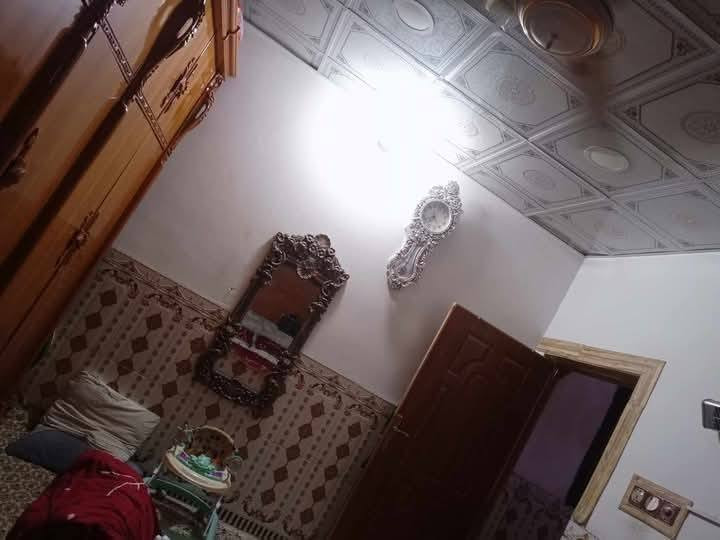 بيت للبيع 70 متر زراعي نظيف  يتكون من غرفه وصاله ومطبخ وصحيات ومكشوفه وبيتونه وطارمه  البيتونه بلوك بنائها وباقي لبيت طابوك سيراميك وكاشي وسقف ثانوي وسياج لشارع بلوك  بيت نظيف عكاده الأساس صبابه ولكاع كاشي  المكان النجف حي ميسان وراه سكله الكراعاوي السعر 50 الرقم ***********
