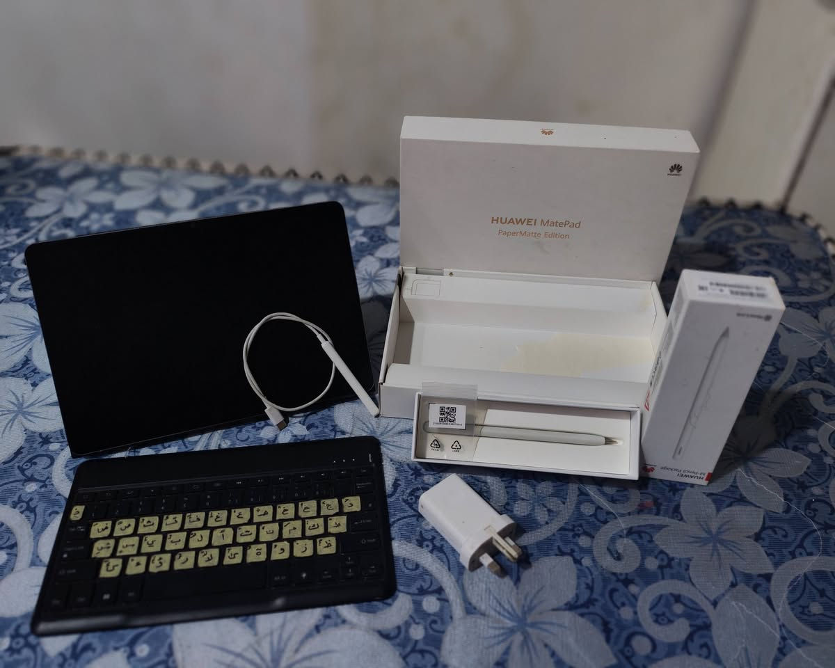 إعلان بيع : جهاز HUAWEI MatePad 11.5"S (PaperMatte Edition)
• ​نعلن عن توفر جهاز هواوي MatePad 11.5 S (نسخة البيبر مات) بحالة فنية ممتازة ، الجهاز مخصص لمحبي القراءة والكتابة الرقمية بفضل شاشته الفريدة ، وتمت المحافظة عليه بعناية فائقة .
​1. مواصفات الشاشة والتصميم
​يتميز الجهاز بشاشة PaperMatte المبتكرة ، وهي شاشة مطفية (Matte) مصممة خصيصاً لتقليل الانعكاسات ومقاومة البصمات ، مما يمنحك تجربة بصرية مريحة للعين تضاهي ملمس الورق الحقيقي ، مثالية للدراسة ، القراءة ، والرسم لفترات طويلة دون تعب .

​2. الأداء والذاكرة
​المعالج : Qualcomm Snapdragon 7 Gen 1 (أداء مستقر وسريع) .
​الذاكرة العشوائية (RAM) : 8GB .
​ذاكرة التخزين : 256GB .
​البطارية : بسعة 7700mAh ، وتدعم تقنية الشحن الفائق (SuperCharge) التي تتيح شحن الجهاز بالكامل في غضون 45 دقيقة تقريباً .

​3. حالة الجهاز
​الجهاز بحالة ممتازة جداً (نظيف) ، خالي تماماً من أي كسور ، خدوش ، أو أعطال فنية . الجهاز لم يخضع لأي عمليات صيانة أو تبديل قطع ، وتم استخدامه لفترة سنة واحدة فقط (مع فترات حفظ طويلة) ، مما يجعله بحالة قريبة جداً من الجديد .

​4. الملحقات المرفقة
​يأتي الجهاز مع مجموعة كاملة من الملحقات . 
​القلم الأصلي : لتجربة رسم وكتابة احترافية .
​الشاحن الأصلي : الداعم للشحن الفائق .
​كيبورد خارجي : مخصص للجهاز (مرهم للحروف العربية) لزيادة الإنتاجية .
​الكڤر الأصلي : يعمل كستاند حامل للجهاز وكحافظة للحماية (مع وجود كسر في الحواف لا يؤثر على وظيفته كستاند) .
​السعر المطلوب : 400 ألف (وبيه مجال بسيط للجادين).
للاستفسار والتواصل: ***********
​ملاحظة : الجهاز جاهز للفحص والتجربة من قبل المشتري لضمان جودته .
الموقع : المسيب _ السدة الهندية
