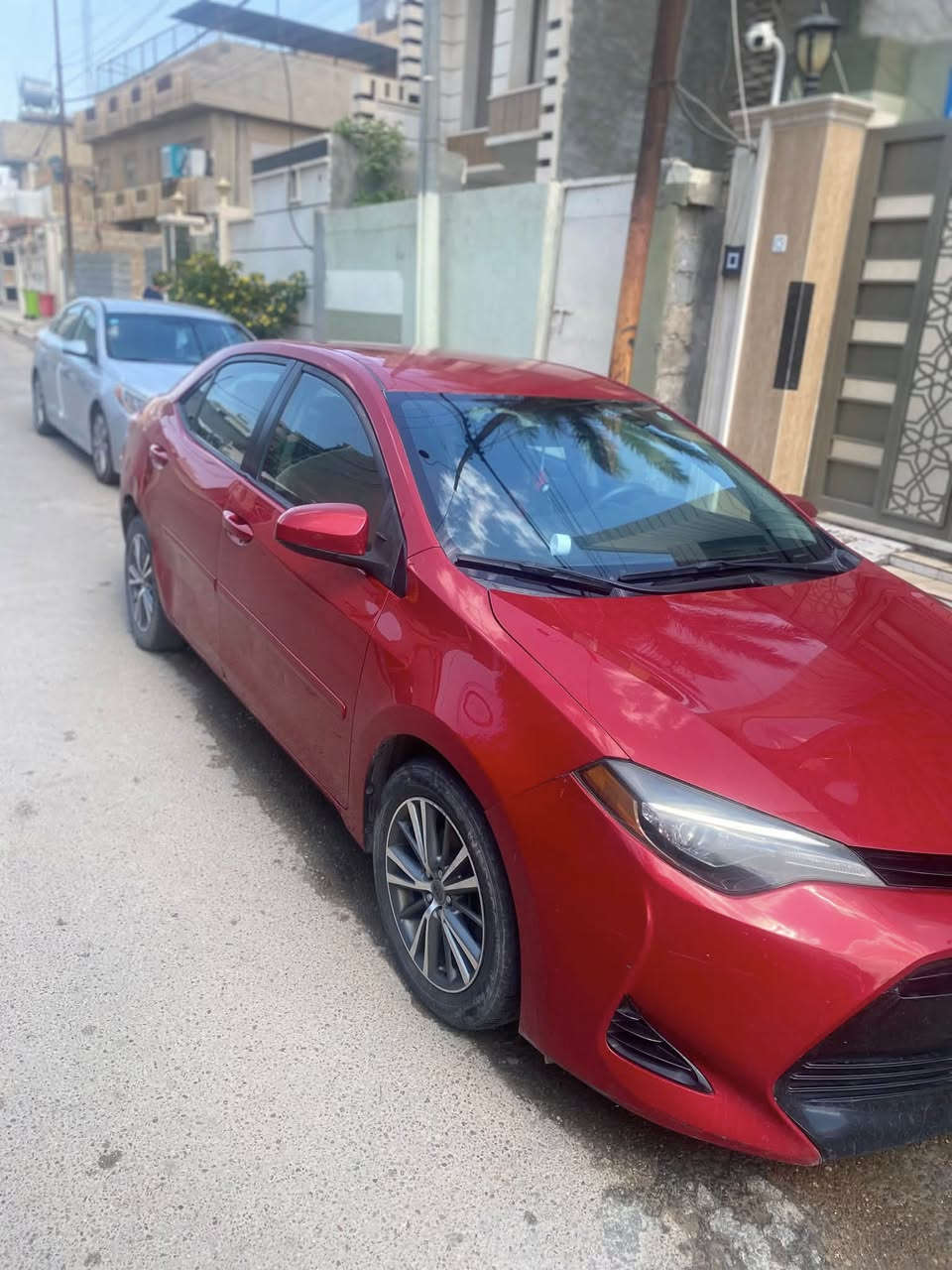 Toyota Corolla LE 2017 السلام عليكم كورلا
المحرك: 1.8 لتر 4 سلندر
ناقل الحركة: CVT أوتوماتيك
نظام الدفع: دفع أمامي (FWD)
نوع الهيكل: سيدان 4 أبواب
مواصفاتهه
كاميرا خلفية.
شاشة معلومات وترفيه 6.1 إنش.
بلوتوث ومداخل USB وAUX.
مثبت سرعة.
تحكم من المقود.
8 وسائد هوائية.
نظام مانع الانزلاق والثبات (VSC)
استهلاك وقود اقتصادي 15–17 كم/لتر.
ماشيه ٩٠ الف حادثهه فقط جنطه وبيهه طخه خفيفه بالباب الخلفي من الجهتين مثل مموضح بالصور 
السعر ١١٧ وبيها مجال بسيط مكان السياره الفلوجة الشارع العام
تواصل *********** 
بي واتساب
