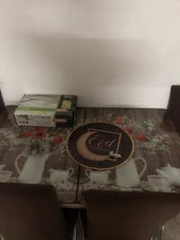 ميز طعام • نضيف • بدون جلخه