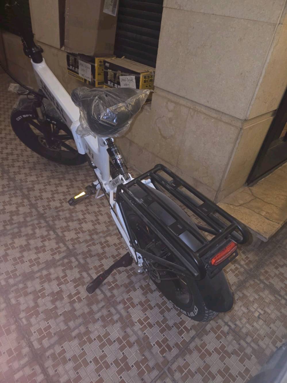 بايسكل كهربائي
- المحرك 1000w
- البطارية  48v 
16 امبير ليثيوم ماركة LG 
- يتحمل وزن 200kg
- مميزات إضافية : شاشة عرض معلومات كبيرة، إضاءة قوية أمامي خلفي)، منفذ شحن USB، شاحن ذكي 
- الفرامل فرامل ها يدروليك دسك أمامي وخلفي
- نظام التعليق الدبلات نظام تعليق كامل دبل أمامي
هايدروليك ودبل وسطي
- الإطار ألومنيوم قابل للطي (AL6061) مقاس 20
بوصة، إطارات عريضة (Fat Tires) مقاس 4.020 ×
بوصة.
- المدى (المسافة): تقطع من 50 إلى 110 كم تقريباً حسب نظام القيادة (مساعد الدواسة. 
- واسم الطراز MINAL M1- Tool Kit
- المدى 50 الى 60 كيلو متر
- قابل للطي
- ناقل تروس شيمنو يتكون من سبع سرعات