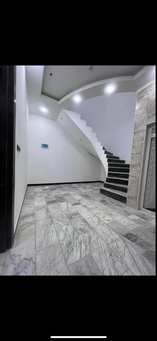 بيت للبيع ١٠٠م  في حي الجامعه بداية شارع عشرين الوسطي الواجهه ١٠ في ١٠ للاستفسار الاتصال ***********
