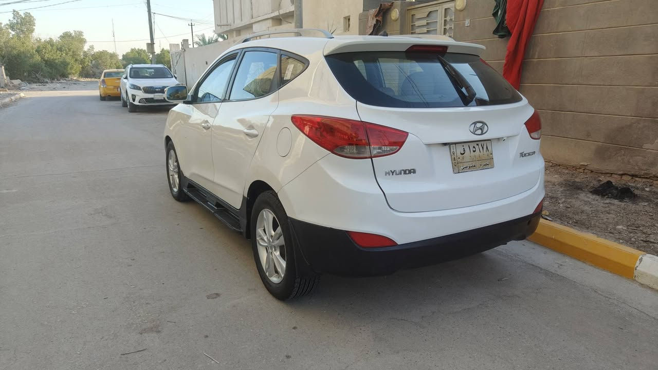 السلام عليكم هونداي توسان 2013 وارد خليجي محرك 2000 دوش بيئها رشات  الجهه اليسرئ فقط بدون داخل   مع طرف الجنطه رقم بصره تحويل مباشر ماشيه 177 الف السعر 130 وبيه مجال بسيط للاستفسار *********** مكاني ذي قار قضاء الشطره
