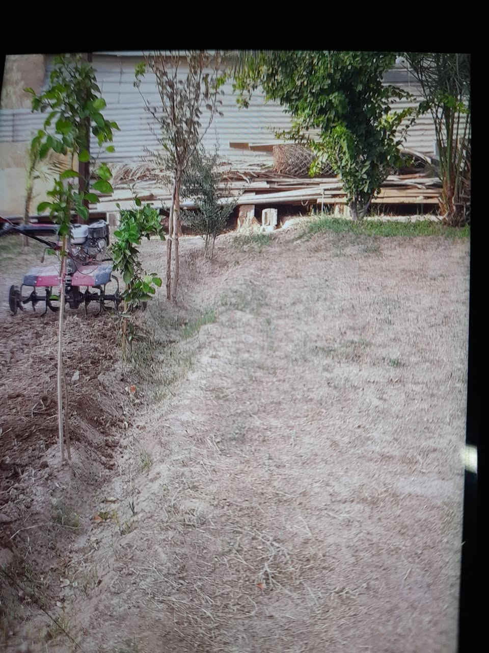 السلام عليكم موجود كاروبة لحرث الحدائق والبساتين ناخذ عالساعة ١٥الف الاتصال عالرقم ***********
