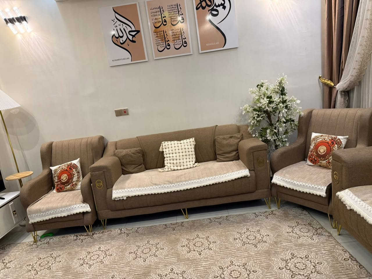 السلام عليكم تخم ١٠ مقاعد اخو الجديد نظيف جداً لبيع السعر ٥٠٠ وبي مجال بسيط 
العنوان البنوك والرقم *********** واتساب فقط
