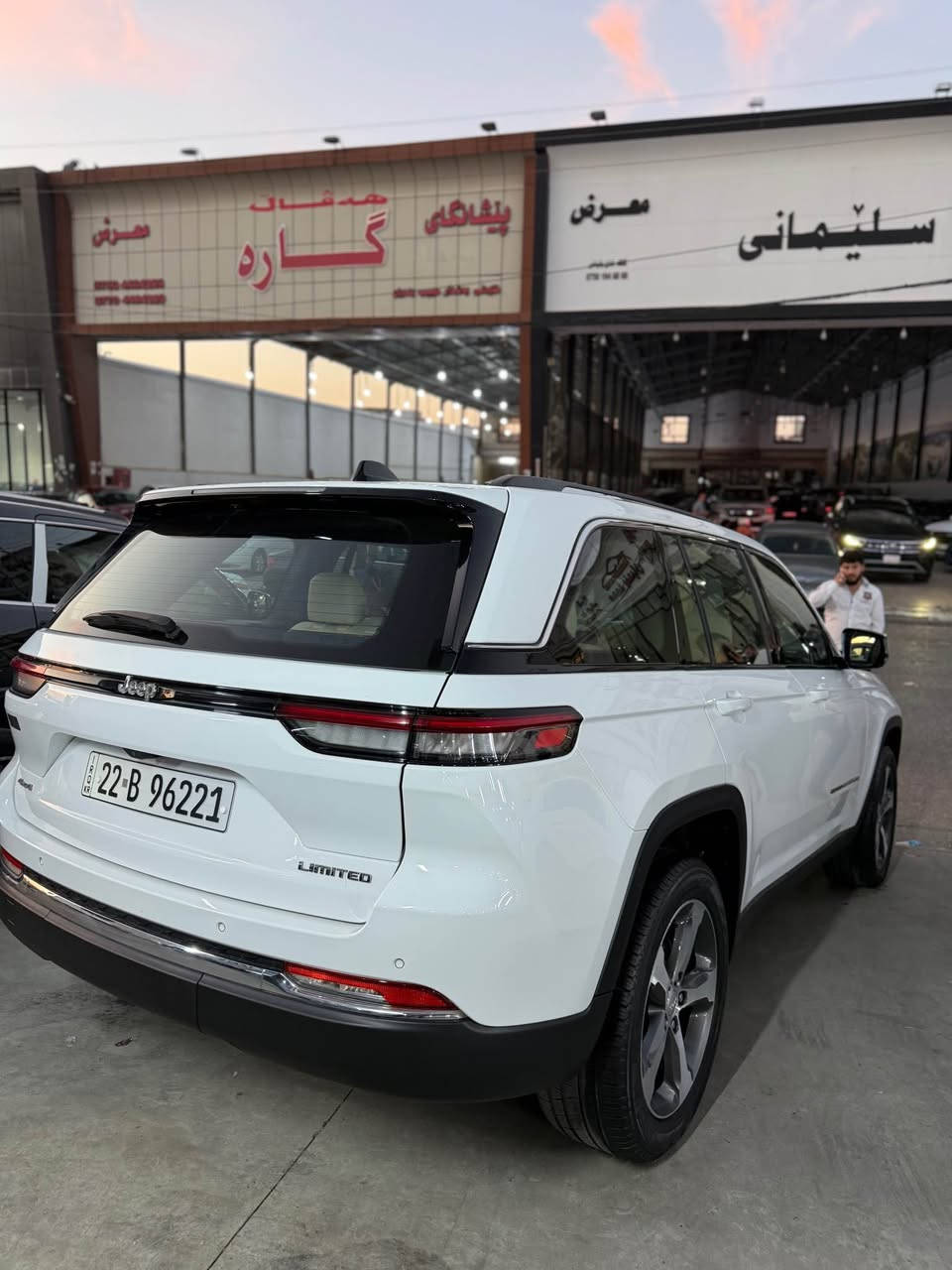 جيب شيروكي 
موديل 2023 رقم اربيل 
لوّن ابيض 
ماشية 45000 km
سيارة خليجية مواصفات لمتد 
فقط باب سايق صبغ 
محرك و كير بشرط
غرامة تحويل بشرط 
سيارة موجودة بأربيل معرض ليهات
*********** واتس آب أربيل, العراق
