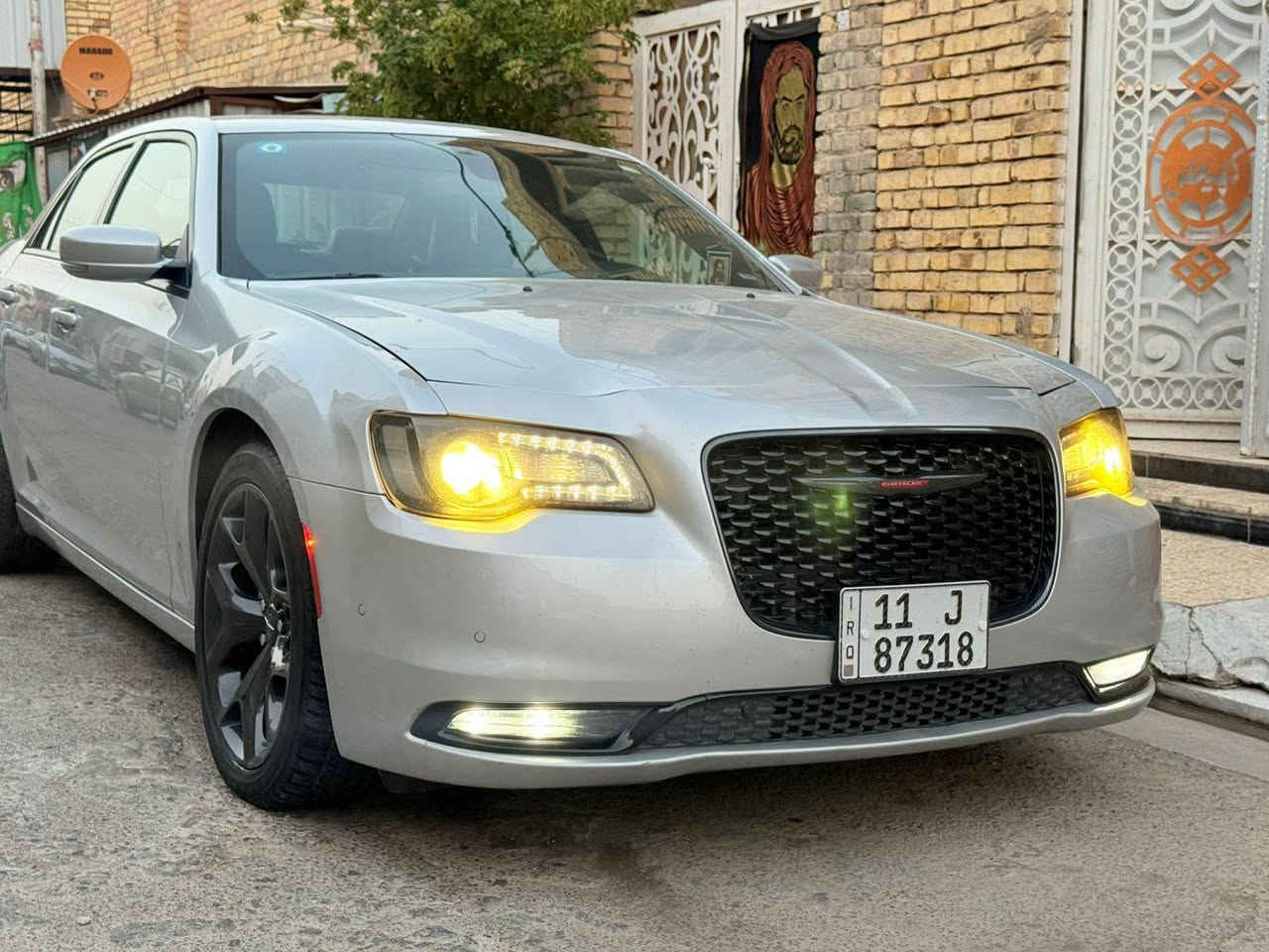 🦅كرايسلر  300S امريكي دخول جديد🦅
الحلال للبيع 🤍🍀
         
                الموديل 2023 اصل🧿
                   ( الاصدار الاخير )

                  اللون سلفر فاتح ◻️
     
المسافة المقطوعة  40im

حجم المحرك 3600

            السيارة (حادثه ربع البنيدالباقي كفاله) 🇺🇸
   ( السياره مرقم بغداد )

مواصفات السيارة:-
*بانوراما
* نقطة عمياء . 
* حساسات امامية . 
* مصابيح امامية زنون مع  بلوجكترLED . 
* ويل قياس 20 أنج . 
* حساسات خلفية .  . 
* شاشه كبيرة مع نظام ملاحة نفكيشن GPS .
* سستم صوت كامل مع دمام خلفي 
* كراسي جلد طبيعي شعار S
* مقاعد أمامية كهربائية عدد 2 .  . 
* مقاعد أمامية تبريد وتدفئة . 
* مقاعد خلفية تدفئة . 
* تشغيل عن بعد .  . 
* تدفئة مقود . 
* محدد سرعة .  . 
* كاميرا خلفية دوارة.
* مرايا رادار 
* ⁠مع ترحيب متحسسة للاضاءة  
* دخول ذكي 
* ⁠(بصمة) .

للاستفسار عن السعر واي تفاصيل اخرئ الاتصال متوفر 
***********🍀🤍
المكان كوت🍀🤍
🪬🧿
