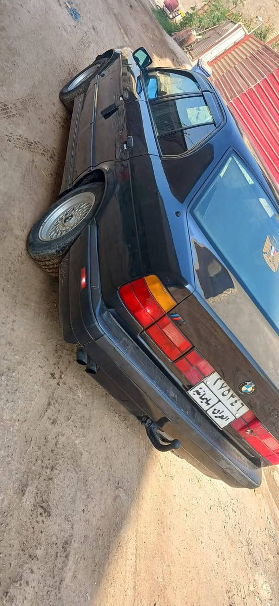 السلام عليكم بي ام 525  وارد ياباني بجم عريض مسكر فانوس موديل 1994 سيارة صبغ جمالية فقط نضيفة بمعنا الكلمة تجي وتشوف بعينك كير محرك بحالة جيدة جدا عليها ادامة من فيتبم جديد اصلي وراديترات وجوينات وبلكات اصلية ونوزلات اصليات دهن كلة اصلي من شركة اكسادو10w40 بدون لا تنقيص ولا تبخيرر
مواصفات سيارة 
كشنات جلد وكهرباء 
تبريد قطعتين ثلج 
مري كهرباء 
جام اوتو كلة كهرباء بردة خلفية 
داخل صاج ملكي واسود دبل ايرباك سيارة دبل جكمجة
ويل خلية وتخم تاير جديد سنتر لوك شغال بيهة منضومة زنون عالي ناصي سيارة رقم سليمانية تحويل ثاني يوم سيارة مكانها بغداد الدورة 
سعر 77وبيهة مجال بسيط 
لاستفسار***********
