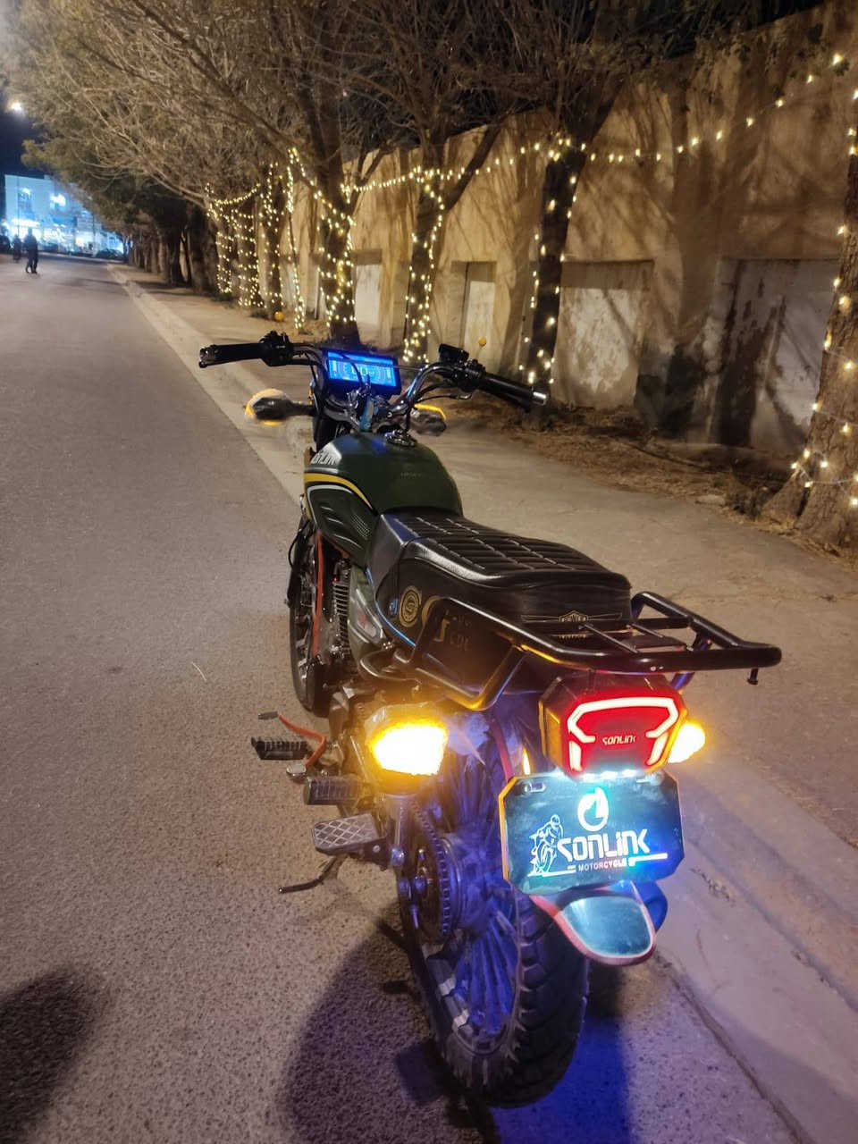 السلام عليكم ورحمه الله وبركاته
سونك للبيع موديل 25 محرك ضاغطة وزنجيل بعده وضع الشركه شرط شاصي يقرأ 25 
سعره 950 وبي مجال 
الرقم ***********
