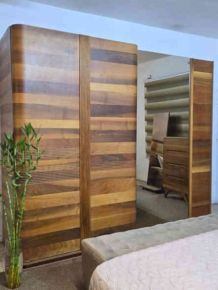 غرفة نوم تركية 🇹🇷 ماركة اصلية 9 قطع
الغرفة تكمة وقوية وخشبها جداً ثقيل
ابواب هايدروليك + سلايد جداً سلس بالفتح والسد اضافة الى المجرات كذلك
الغرفة استيراد خاص من تركيا يعني مو من الشركات العراقية 
السعر مليون و350
عنواني بغداد المشتل
*********** موجود واتساب
