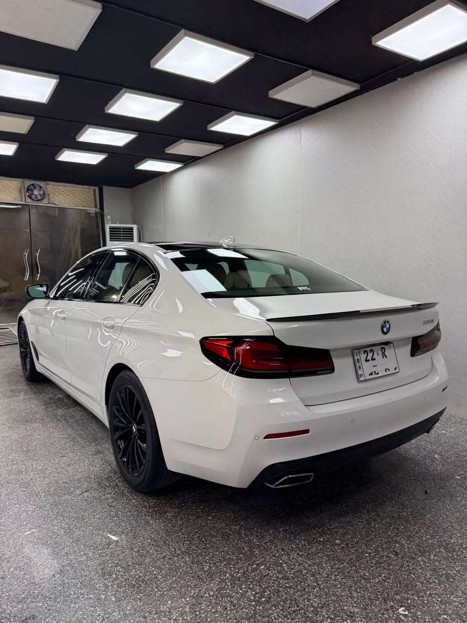 اجدد و انظف  bmw 530i بالعراق كلة للبيع 🤍🔥
موديل 2023 
ماشية 15,000 mi 🔥
الضرر فقط  قطعة وحدة مبدل و مصبوغ 🤍
بدون شاصي او لغد او دواخل و ايرباك راجع سستم 
كلشي جديد و مكفول بالسيارة حتى الدعاميات بدون صبغ و من ناحية كير مكينة و حدادية كلة بلادي و جديد مال وكالة 
وترايها مال زيروا كلش كلش جديدة السيارة و بالحقيقة احلى من الصور 
للاستفسار *********** 
السعر  33,800$ و بيها مجال بسيط للشراي
