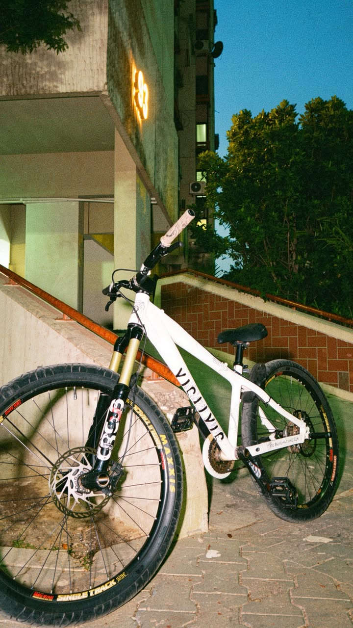 هذا البايك Dirt Jump Bike ✅ 
 الفريم Brave Machine (الموديل: 2010.Brave).
 الدبل (Fork) نضام التحكم هيدروليكيManitou Circus.
 نظام التوجيه (Headset): FSA.
 الكرنك (Crankset): Shimano FC-M532 (طول 170 ملم).
 نظام التروس (Chainring): e*thirteen.
 الدواسات (Pedals): Mongoose.
 العجلات (Rims): Sun Rims - Single Track (قياس 26 بوصة).
 الإطارات (Tires): Maxxis Hookworm (قياس 26x2.50).
 نظام الفرامل: الفرجار (Caliper) ماركة Semilog، ومقبض الفرامل من Shimano.
مكاين سنكل طرب 
علية حمالات المنيوم بس الاماميات كلش خيفات 
البايك ما بي شغلة وحدة تجارية كلة اصلي وماركات عالمية 
سعرالبايك ( 8 ورقات )✨✨


**إذا كنت صاحب هذا الإعلان وتريد حذفه لأي سبب، رجاءا أرسل رسالة إلى الدعم الفني**
