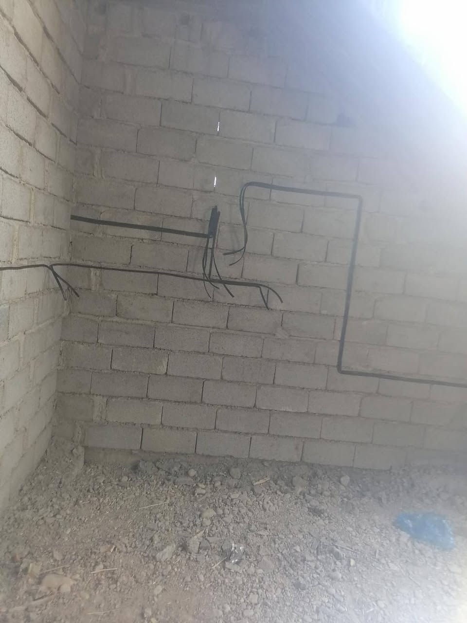 اني كهربائي شتغل بيوت شغلي نضيف ومرتب لي يريد اطلعله تصل بهاذ رقم ***********
