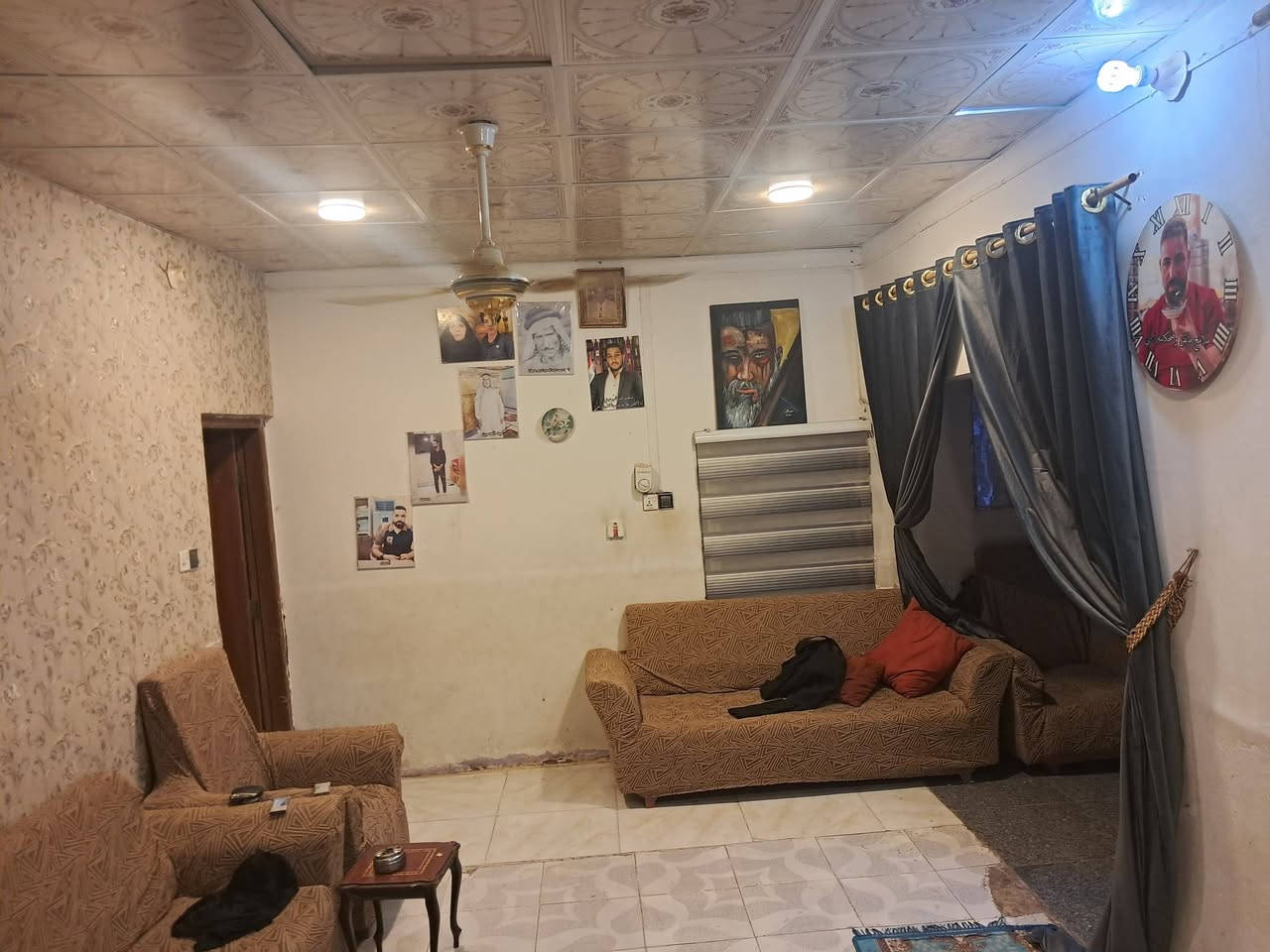 السلام عليكم
بيت اوقاف 
المساحه 180 متر 
الايجار السنوي 320 ألف 
بيت جديد وحلو عالي عن الشارع 
الجلبيه قرب فلكه الجمعيه 
قريب ع الشارع العام كلش
يحتوي البيت عن غرفه 7×5
صالتين بي بارني 7×4 
صيحات عدد ثنين داخليه وخارجيه 
كراج سيارة
منور جبير بي
الصاله الثانية تصلح عرفه 
السعر 60 مليون مع المجال 
غير متواجد ع إلفيس 
***********
