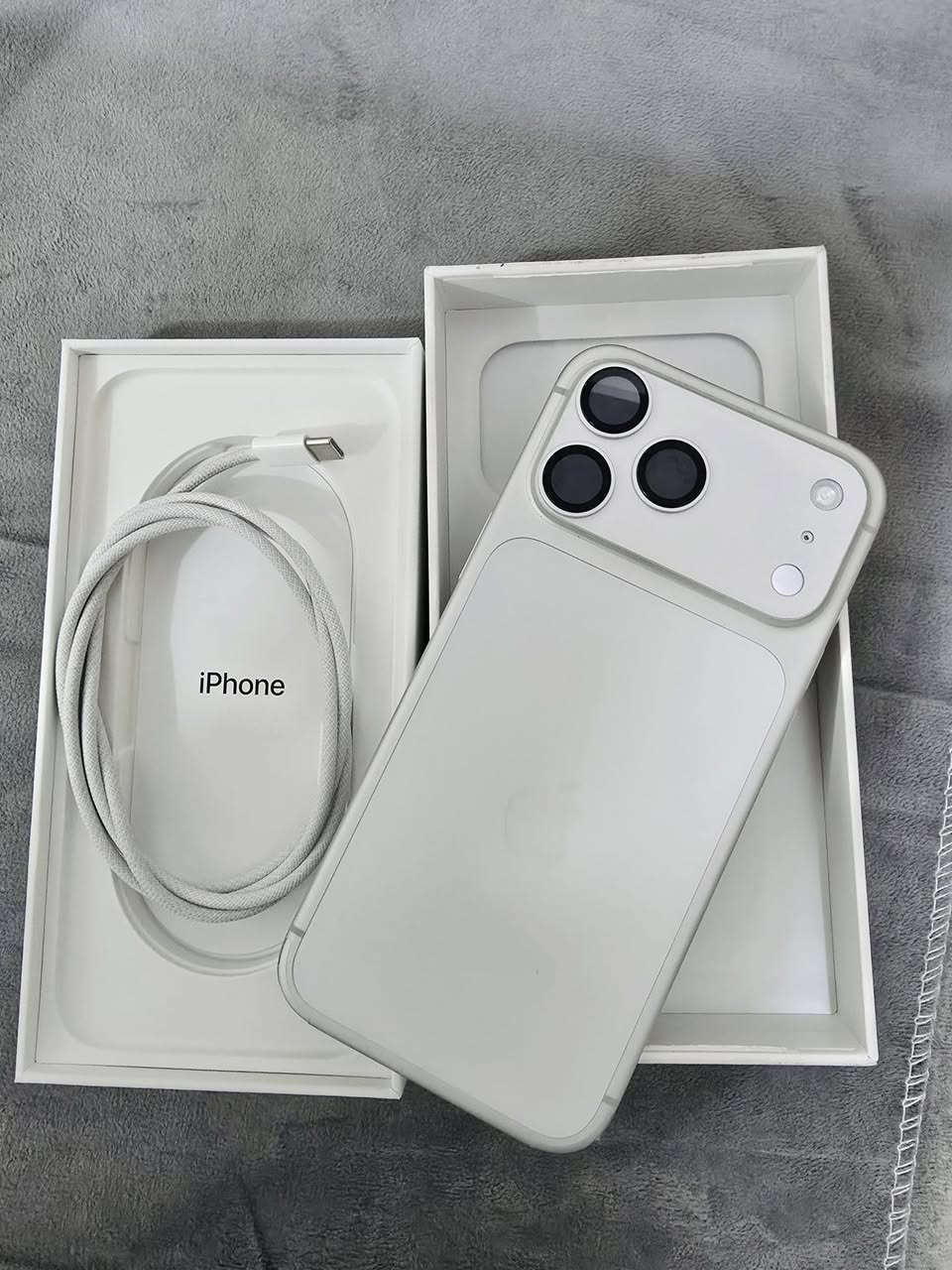 السلام عليكم
17 برو ماكس e-sim لون ابيض 🩶.

بطاريه 100‎%‎ عدد الدورات 35 دوره .

نظافه 100‎%‎ مغلف ppf 

سعره 1900 نهايته 🔒 .

***********
