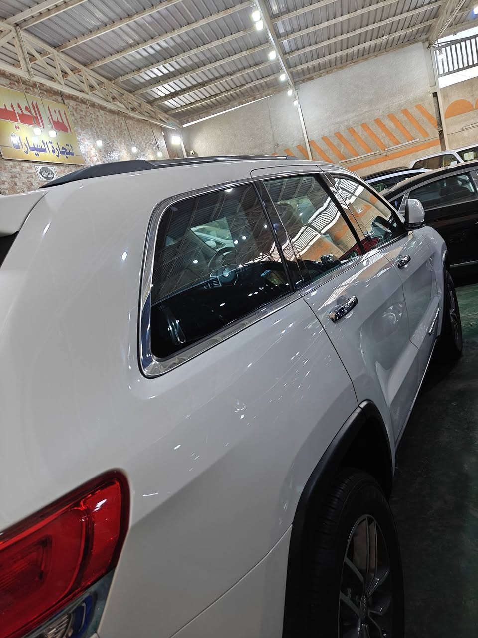 تحيه طيبه السلام عليكم ورحمة 
للبيع جيب ٢٠١٨  خليجي لمتد فول مواصفات رقم اربيل هزه وسنويه جديده مكفوله من الصبغ فقط خشم الخاملغ كد اصابع فقط و بيها ٤ بيبان دبل كود من الشركه ماشيه ١٠٣ الف كيلو 
رقم اربيل شرط تحويل مباشرة سنويه هزه جديد 
السعر 25 بي مجال بسيط 
اي استفسار 
***********
مكان بغداد البياع معرض المنار الحديث شارع 2
