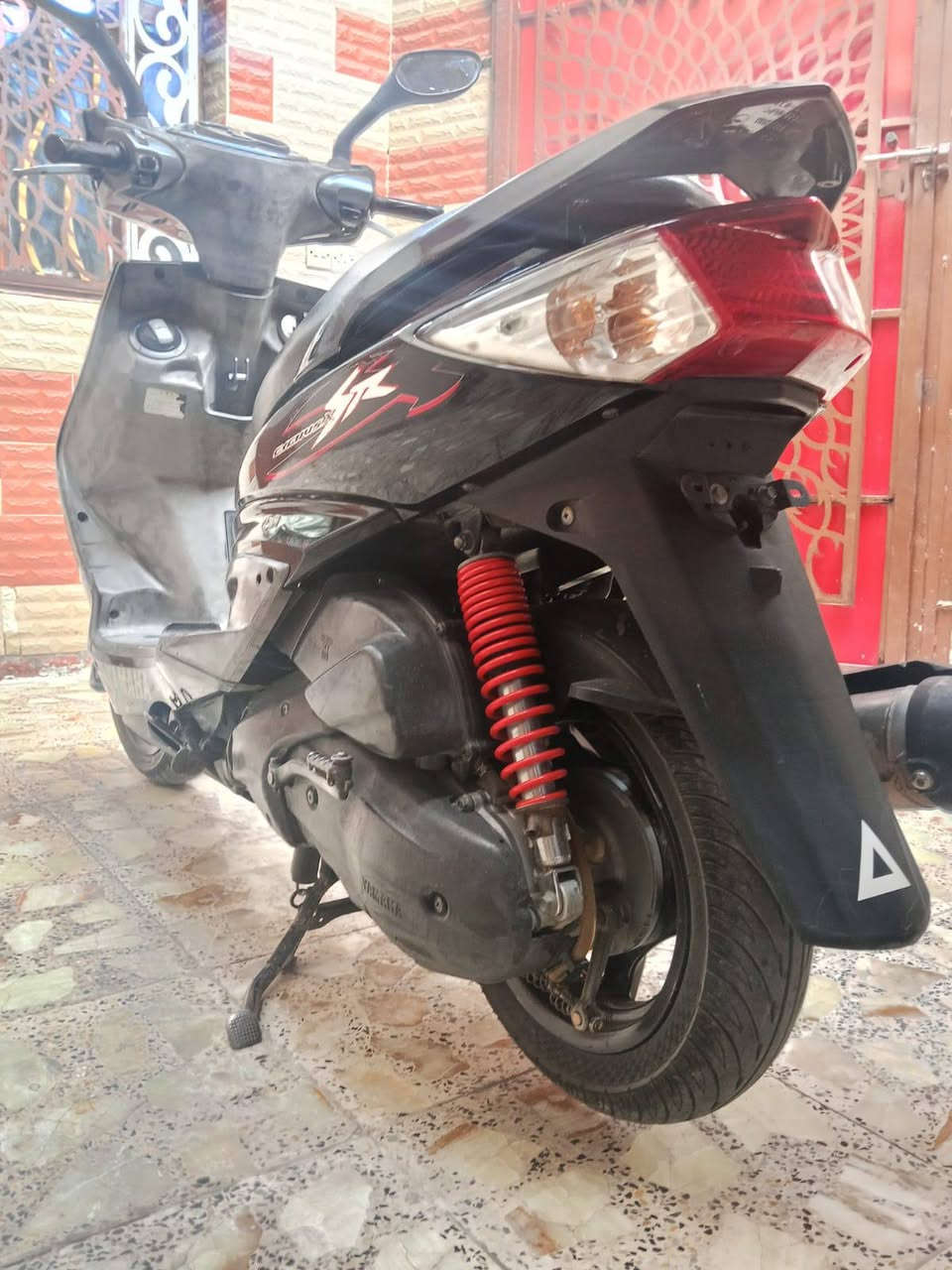 السلام عليكم
دراجة سنكس فحل ياباتي جديدة 
سرعة 140 خطين نوزل اسلف بلادي 
ستاند كهرباي حساس وراقها ابسمي 
قبق بانزين نفخ عداد كتروني 
مكفوله كفاله عامه من كلشي 
شراي يتصل ***********
شرط جيب فيتر وتعال فحص
