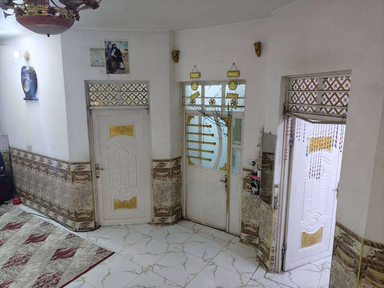بيت للبيع المساحه500متر البناء 170متر طابقين الطابق الثاني سندويش الساحه الخارجيه كاشي الداخل بورسلين 
1الطابق الارضي صحيات خارجيه 
2غرف نوم عدد 2 + مطبخ حار + مطبخ بارد +صاله 
+حمام داخلي 
3 الطابق الثاني غرفتين نوم + حمام + صاله 
كاشي بناء حديث السقف سندويش 
4 القطعه الخارجيه 300 متر البناء استقبال خارجي 
8*5 السقف صب مسلح + غرفه + صحيات 
الساحه صب الشارع تبليط قريب على الشارع العام نهاية الخط الثاني للتواصل اكثر الاتصال على الارقام ***********
***********
