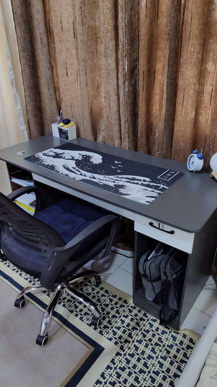 اخوان السلام عليكم
.........................ميز مكتب 😍......................

عندي ميز مكتبي عرض تقريبا 130cm يتكون من ثلاث جرارات مع خانة مفتوحة كبيرة للجنط وفايلات ويتكون ايضا من جرار وسط الميز حجمة مناسب للكتب والملازم وتكدر تخلي عليه حاسبة وشاشة نظافته 70% عندك الجرارات اثنين مكسورة شغلتهن بسيطة تكدر تسويهن اما باقي الميز نظيف طبعاً ينفتح وينشد سعرة 60 ألف ميز ما تحصلة بهيج سعر وبي مجال 

...........................مرتب 💙🌹...................
العنوان : البصرة / الزبير
الرقم : ***********
