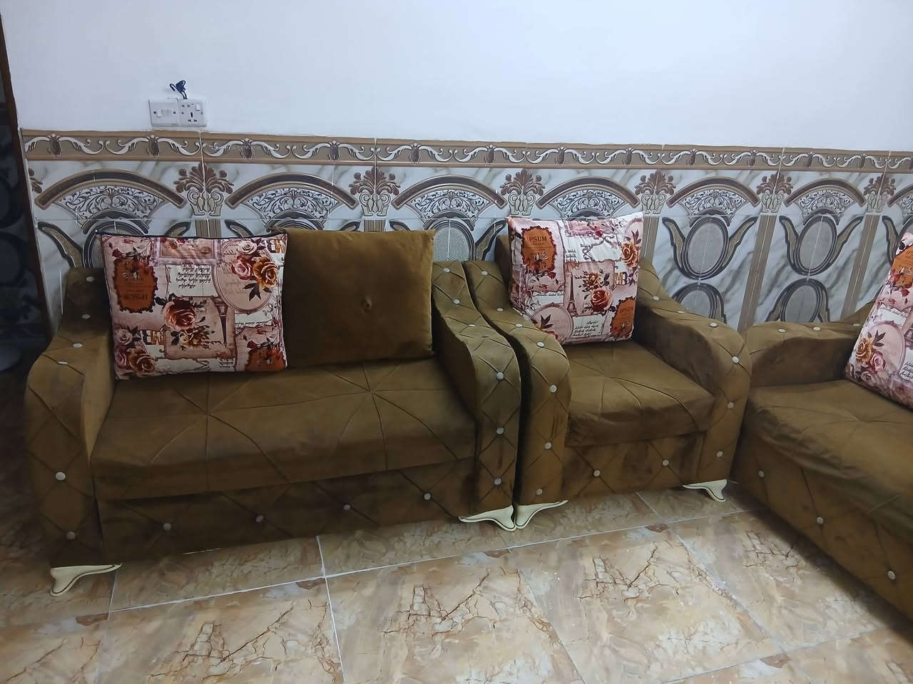 سلام عليكم من رخصة ادارة الكروب تخم ١٢ مقعد مع ميز تلفزيون السعر ٢٠٠ الف مكان بغداد حي الجهاد الي يرغب بالشراء الاتصال على الرقم *********** موجود واتساب
