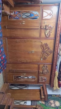عندي غرفه ٦ باب بس مابيه تخت مكسور ٣٠٠ بيه مجال07724509566