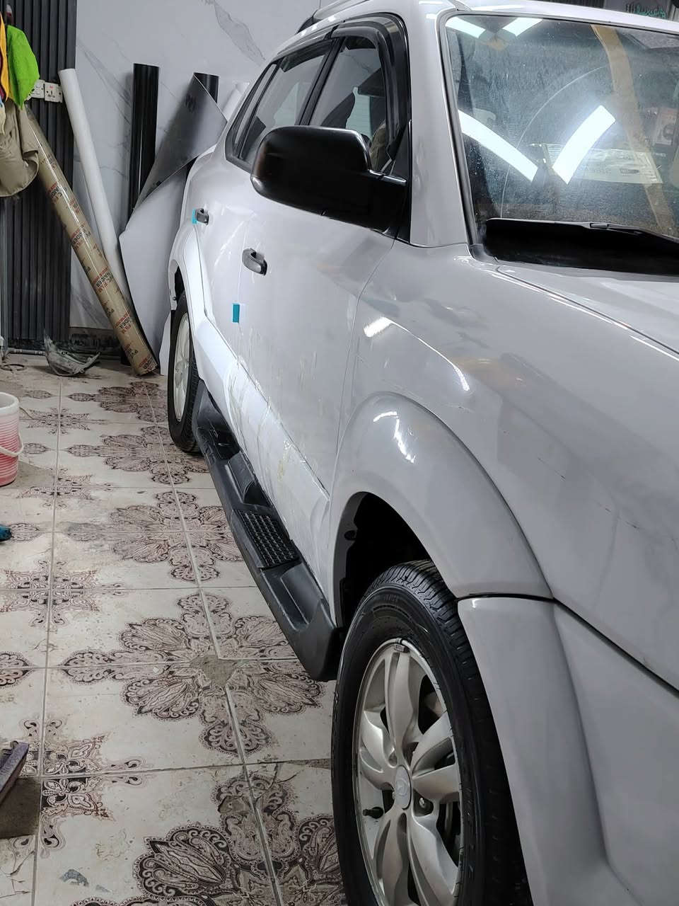 السلام عليكم توسان 2010  سياره جديده كلش وكفاله من ضربه وصبغ عده دور خلفي بي رشه وجاملغ امامي مفتوح  فقط مكينه ٢٠٠٠  مكينه وكير كفاله تخم تاير جديد  باتري جديد حداده جديده ماشيه ٢٤٠  سياره جديده ومناقصها  برغي  تبريد ثلج تدفئه كله شغال  مكاني حله ابو غرق سعرها 115وبيها شي بسيط  رقمي ***********
