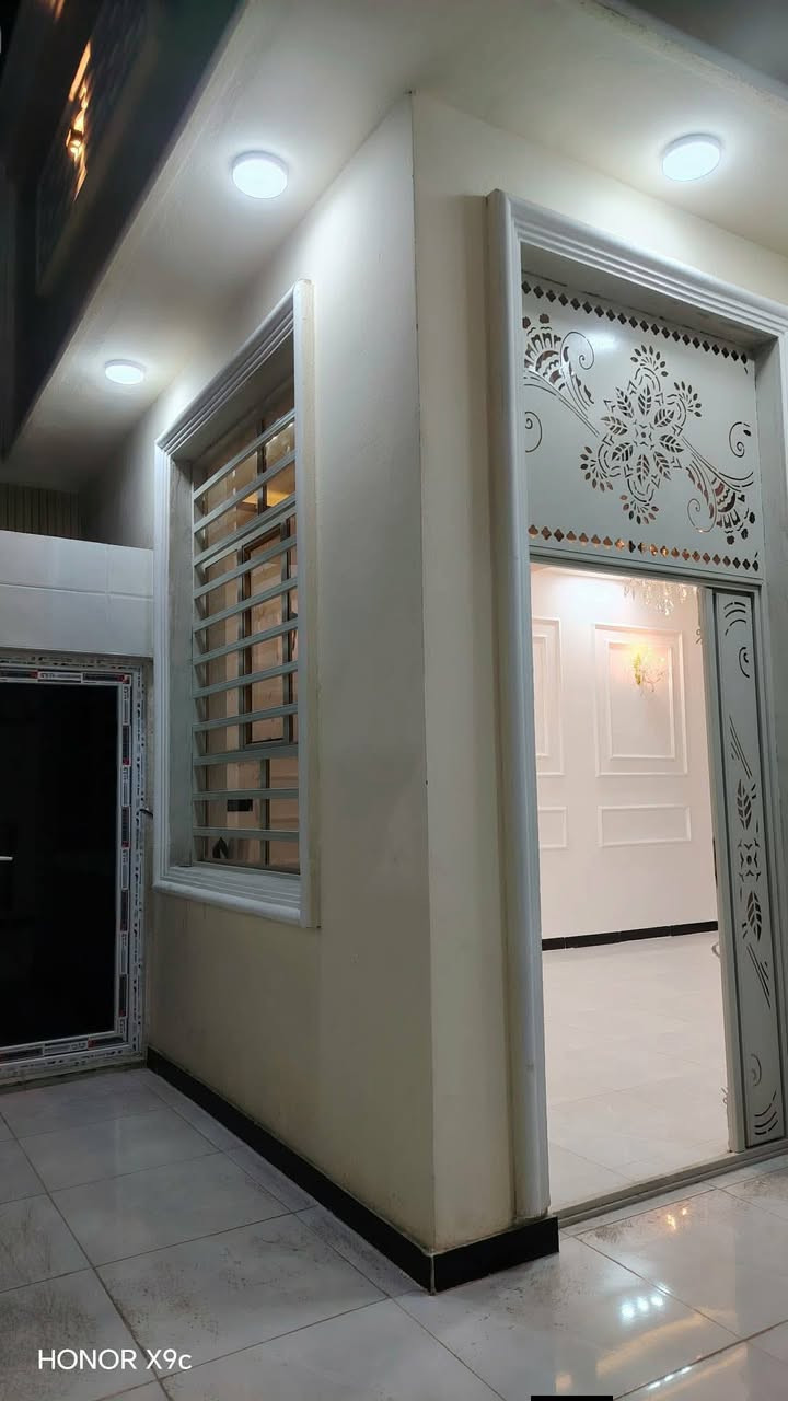 #150متر فول بخط لأول يعني مرحله اولئ 

لبيت يبعد عن شارع لعام 100متر تبليط لباب لبيت 
#طابو_زراعي_سند_25_نتصال***********
#عنوان_لبيت_نجف 
شارع مطار مقابل ملاحق قريه الغدير عمود 317
شغل جناي
شغل درجه آولى حقيقي 

اساس وسقف صب مركزي 
بناء طابوق 🧱 
غرفتين وصاله وستقبال ومطبخ وصحيات داخليه وخارجيه 
بيت جاهز مفتاح 🔑 

#يبعد_عن السوق مسافه بسيطه 
@#شارع تبليط وكافت الخدمات متوافره والكيات الباب البيت***********
