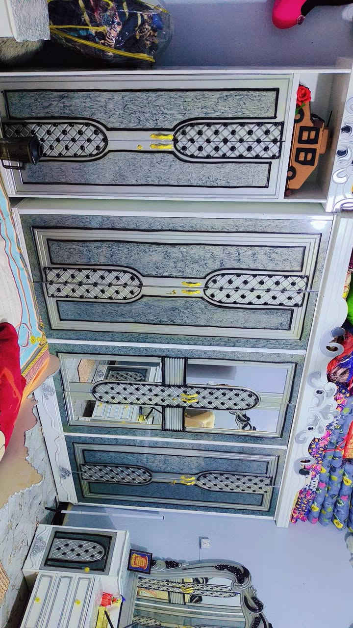 سلام عليكم غرفة نوم تصميم تركي وخشب عراقي غرفه نضيفه جدا استعمال اقل من شهر ٨ قطع السعر 800 مكان بغداد الحسينيه ***********
