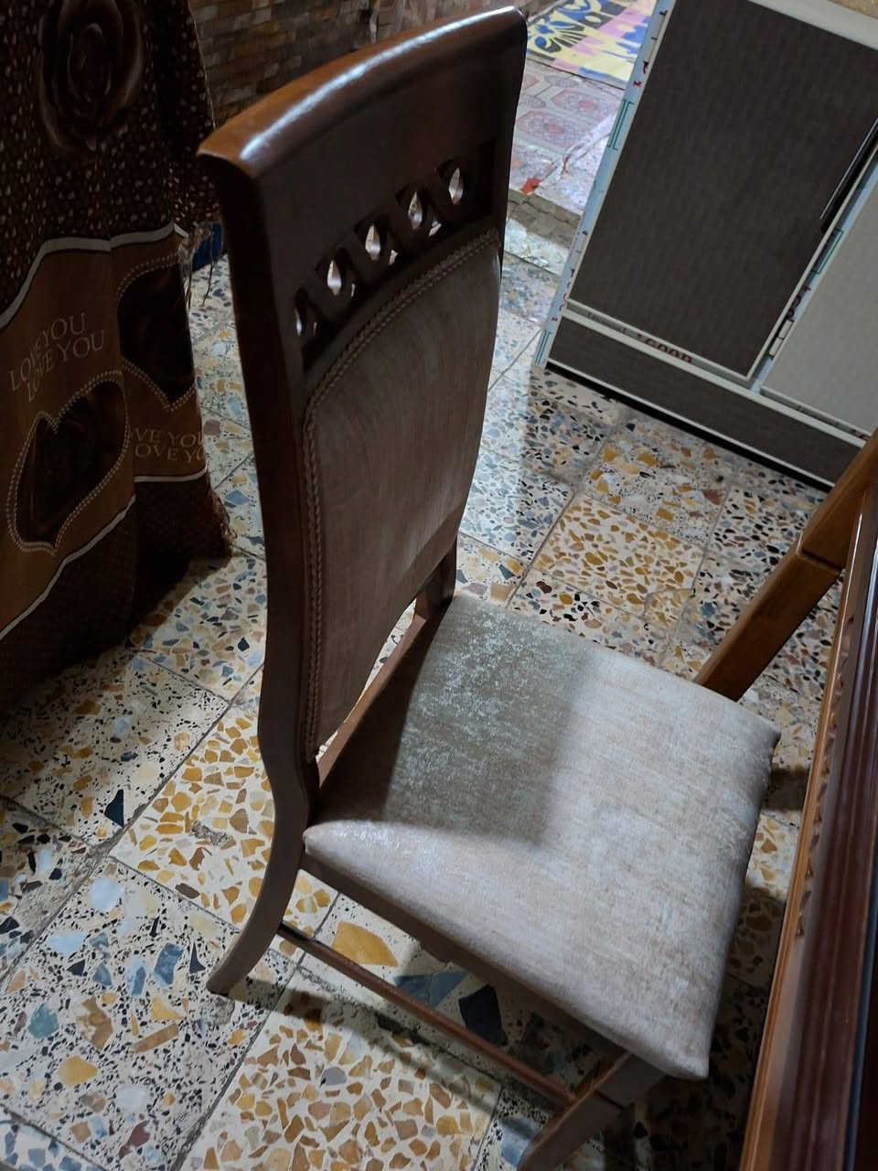 السلام عليكم هذا ميز طعام البيع كلشي مابي جديد نضيف  6 كراسي سعره 350 الف بي مجال تريد تفضل خاص هذه رقمي بي واتساب مكاني بالشعب الجمعيات وره سده ***********
