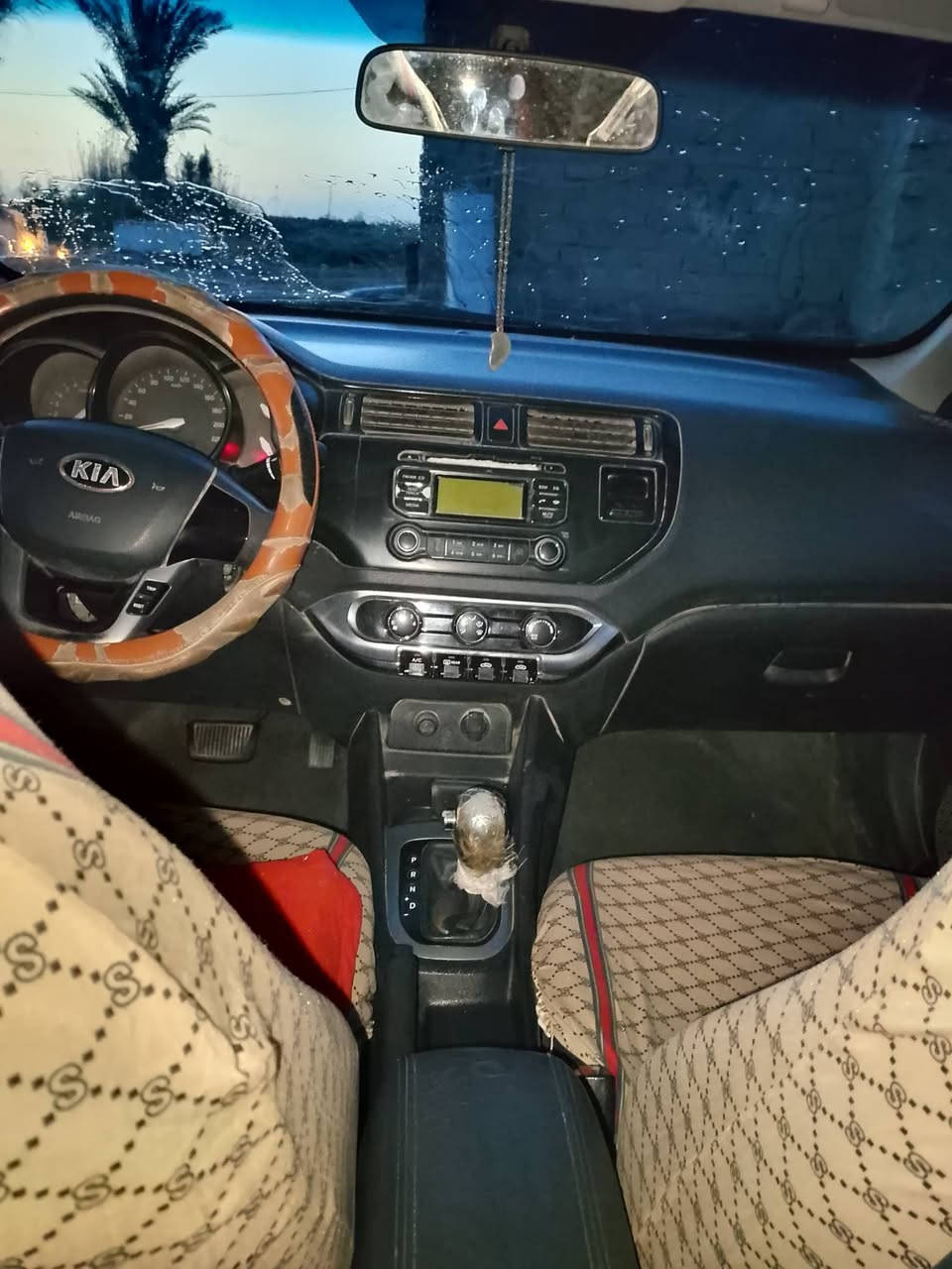 السلام عليكم سياره كيا ريو للبيع موديل 13 محرك 1600 سياره حلوه والسعر 98 وبيها مجال رقم الهاتف ***********
