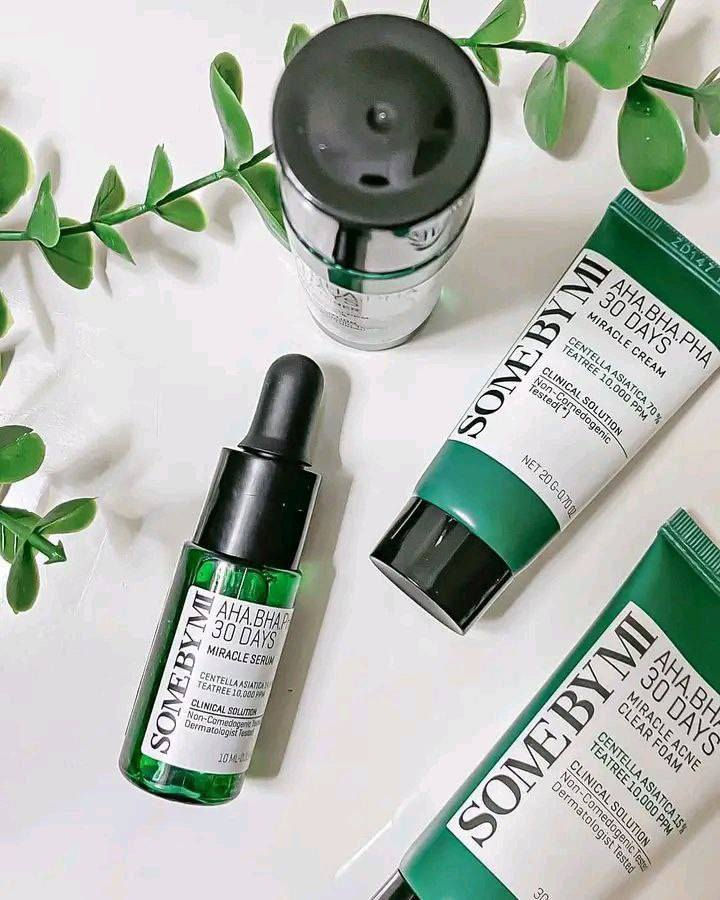 💚مجموعة المعجزة (AHA BHA PHA 30 Days Miracle AC SOS Kit) من العلامة التجارية الكورية سوم باي مي (SOME BY MI). صُممت خصيصاً كروتين متكامل للعناية بالبشرة المعرضة لحب الشباب والمشاكل الجلدية، حيث تعتمد على ثلاثة أنواع من أحماض التقشير (AHA و BHA و PHA) لتنظيف المسام وتجديد خلايا الجلد.
✨محتويات المجموعة (4 قطع بأحجام مخصصة للتنقل):تتضمن المجموعة أربع خطوات أساسية للعناية اليومية: 
✔️1منظف (Miracle Acne Clear Foam): غسول يعمل على تنظيف البشرة وإزالة الشوائب والدهون الزائدة.
✔️2تونر (Miracle Toner): يساعد في تقشير البشرة بلطف وتقليص حجم المسام الواسعة.
✔️3سيروم (Miracle Serum): يعمل على تهدئة البشرة وتقوية حاجزها الطبيعي.
✔️4كريم (Miracle Cream): يوفر الترطيب اللازم ويساعد في علاج الحبوب وآثارها. 

✅أبرز الفوائد:-
علاج حب الشباب: تساعد المكونات الفعالة مثل ماء أوراق شجرة الشاي في تقليل الالتهابات وعلاج البثور.
تنقية المسام: تعمل الأحماض على إزالة الخلايا الميتة والرؤوس السوداء والبيضاء، مما يقلل من ظهور المسام الواسعة.
تحسين ملمس البشرة: تساهم في تنعيم البشرة الخشنة وزيادة نضارتها خلال 30 يوماً من الاستخدام المنتظم. 
#الاصلي المنشأ كوريا 🇰🇷💯
السعر ٢٥ الف
🚘يوجد خدمة توصيل لجميع محافظات العراق ٤ 🚘


**إذا كنت صاحب هذا الإعلان وتريد حذفه لأي سبب، رجاءا أرسل رسالة إلى الدعم الفني**
