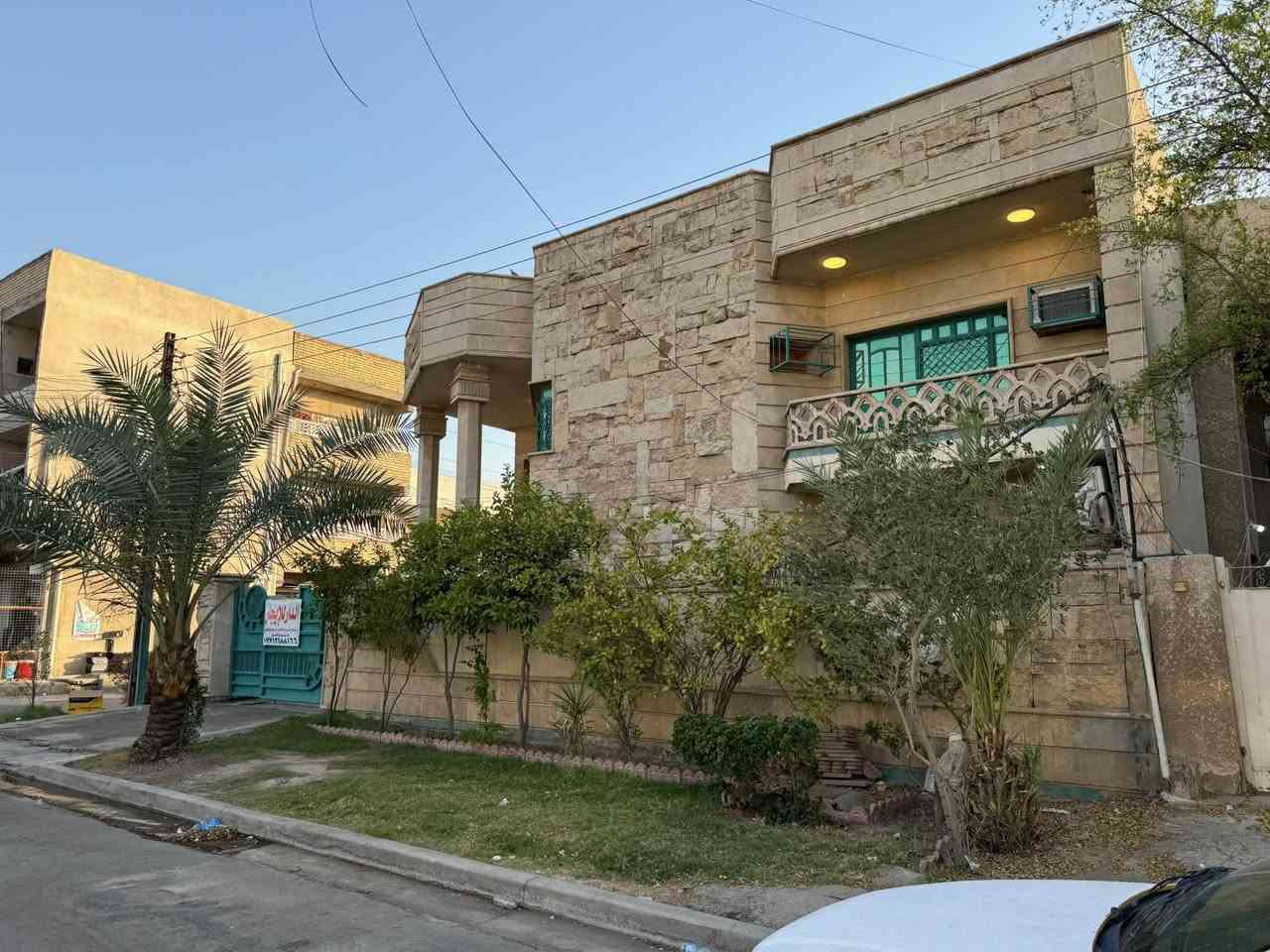دار ركن مطل على ٣ شوارع شارع ٢٠ للايجار تجاري فقط
المساحة 200 متر 
يحتوي على سبع غرف
يصلح مشروع تجاري او معهد تدريس او مجمع طبي 
الموقع حي الجهاد الرفاق مدخل الرفاق
للاستفسار الاتصال على الرقم :
***********
متواجد وات ساب
