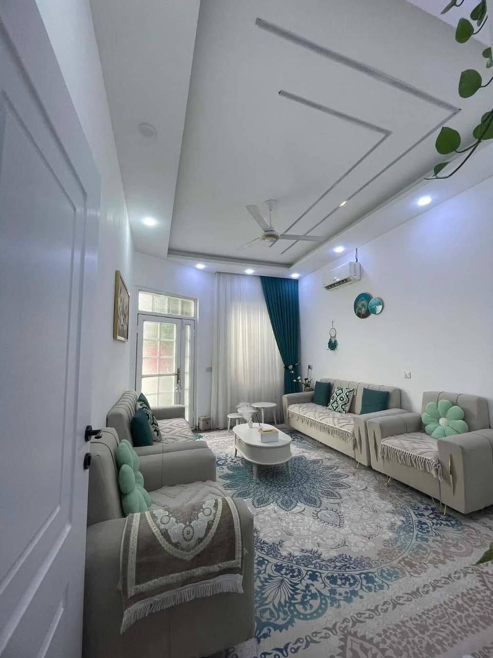 🏠بيت للبيع زراعي مساحة 105
📍الموقع داره كناره فرع مطعم  شارةكةم 

🔴بناء حديث واجهته 7 امتار يحتوي على  مطبخ واستقبال وهول داخلي وغرفتين نوم كبار  وصحيات داخليه وخارجيه و طابق ثاني بيتونه و غرفه نوم 

💸السعر 65 مليون و بيها مجال قليل


**إذا كنت صاحب هذا الإعلان وتريد حذفه لأي سبب، رجاءا أرسل رسالة إلى الدعم الفني**