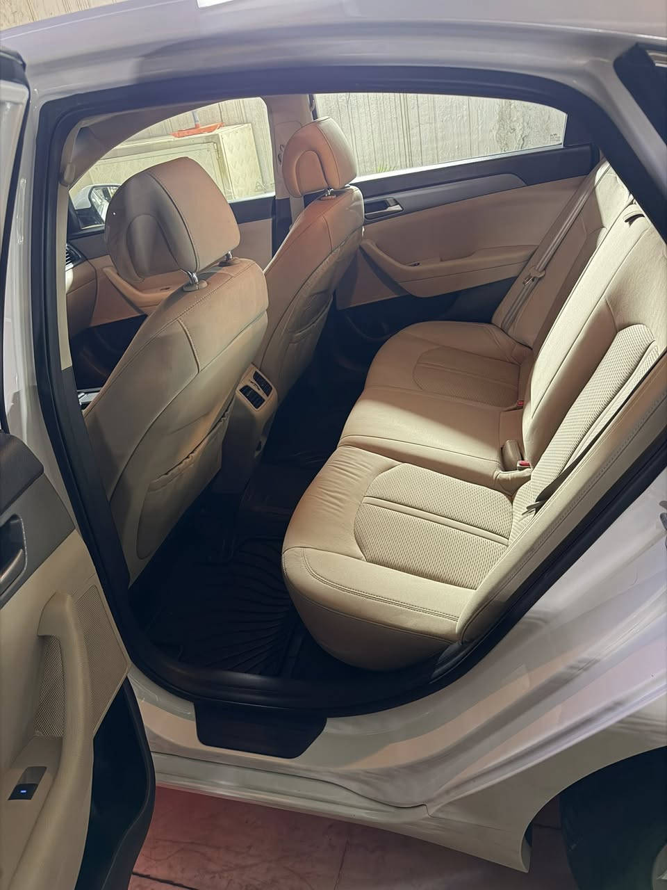 سلام عليكم

العنوان بغداد الجادرية

للبيع سوناتا خليجي موديل 2018
ماشيه 70,000 سيارة كلش جديده مطلعها ع ايدي زيرو

 مواصفات 

كشن السايق كهرباء
حساسات خلفية
كاميرا
داخل بيجي مثل ما موضح بالصوره

بيها هاي الطخه واضحه بالصور صفحة السكن ب
وبيها بارد ع كد دائرة نفس الي ماشر عليه بالجاملغ الامامي صفحة السايق

الباقي كله مكفول حتى دعامياتها مكفوله 

السعر 16,000$ وبيها مجال بسيط

رقمي بي جميع البرامج ***********
