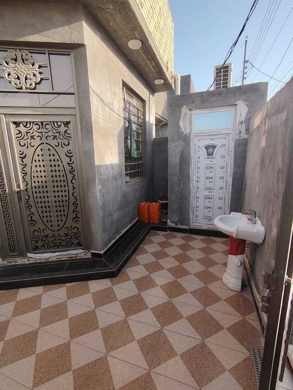 بيت للبيع 🏠 
المساحة 140م📈
نوع العقار شاغر معامله واصله للتقييم✔️
بناء حديث طابوك السقف صب كونكريت ✅
خدمات كامله ماء وكهرباء وتبليط ومدارس ✅
يحتوي على.....غرفتين نوم وصاله وديوانية ومطبخ وصحيات ومنور ✔️ 
العنوان 📍 حي الفداء نهاية شارع ابولبنان قرب شارع 60م
الـسـعـر 75 قابل للتفاوض 
للأستفسار ☎️ ***********
