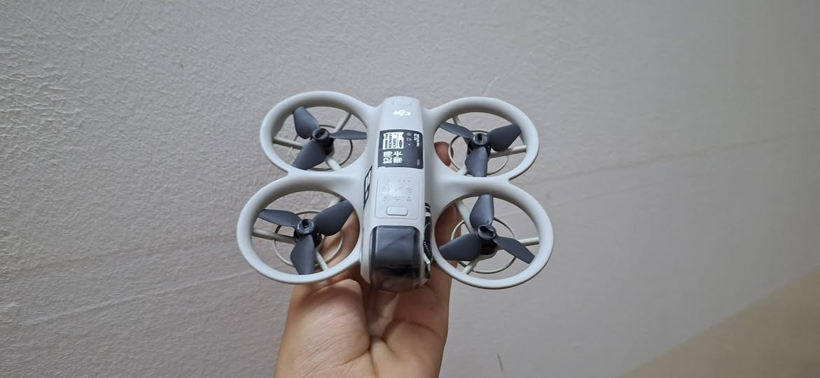 السلام عليكم درون DJI NEO  متوفر كومبو .*********** بطاريتين
إليك أبرز المواصفات التقنية لـ DJI Neo:
​التصميم والوزن
​الوزن: حوالي 135 غرام فقط (مما يعفيها من متطلبات التسجيل المعقدة في العديد من الدول).
​الأبعاد: 130×157×48.5 ملم.
​الحماية: مجهزة بواقيات مروحية كاملة لحماية الطائرة والمحيطين بها، مما يجعلها آمنة للاستخدام الداخلي والخارجي.
​الكاميرا والتصوير
​المستشعر: CMOS بمقاس 1/2 بوصة.
​دقة الصور: 12 ميجابكسل (بصيغة JPEG).
​دقة الفيديو:
​تصوير 4K بسرعة 30 إطاراً في الثانية (بنسبة 16:9 مع تشغيل التثبيت الرقمي).
​تصوير Full HD 1080p بسرعة 60/50/30 إطاراً في الثانية.
​دعم التصوير العمودي بدقة 1080p لمواقع التواصل.
​عدسة الكاميرا: زاوية رؤية عريضة 117.6° (ما يعادل 13 ملم)، وفتحة عدسة f/2.8.
​مانع الاهتزاز: جيمبال ميكانيكي بمحور واحد (للإمالة Tilt)، مدعوم بتقنيات التثبيت الإلكتروني الفائقة من DJI مثل RockSteady و HorizonBalancing.
​الأداء والبطارية
​وقت الطيران: يصل إلى 18 دقيقة كحد أقصى (17 دقيقة مع تركيب واقيات المراوح).
​مقاومة الرياح: تتحمل رياحاً حتى المستوى الرابع (تصل إلى 8 أمتار في الثانية).
​السرعة القصوى: تصل إلى 16 متر/ثانية (حوالي 57 كم/ساعة) في الوضع اليدوي (Manual)، و8 متر/ثانية في الوضع الرياضي (Sport).
​سعة البطارية: 1435 مللي أمبير.
​التحكم والمميزات الذكية
​التحكم بدون ريموت: يمكنها الإقلاع والهبوط مباشرة من كف اليد (Palm Takeoff & Landing) بضغطة زر دون الحاجة لهاتف أو جهاز تحكم.
​خيارات تحكم متعددة: يمكن التحكم بها عبر تطبيق الهاتف (عن طريق الواي فاي)، أو من خلال الأوامر الصوتية ("Hey Fly")، أو ربطها بأجهزة التحكم التقليدية (مثل RC-N3)، أو نظارات وجهاز تحكم الـ FPV (مثل DJI Goggles 3 و RC Motion 3).
​التتبع الذكي (AI Tracking): ميزة تتبع العناصر المعتمدة على الذكاء الاصطناعي لإبقائك دائماً في منتصف الكادر.
​وضعيات التصوير الذكية (QuickShots): تتضمن وضعيات شهيرة مثل (Dronie, Circle, Rocket, Spotlight, Helix, Boomerang).
​التخزين والاتصال
​الذاكرة الداخلية: تأتي بذاكرة مدمجة سعة 22 جيجابايت (تكفي لتسجيل حوالي 40 دقيقة من فيديو 4K)، ولا تدعم تركيب كارت ذاكرة خارجي (MicroSD).
​نظام البث: يعتمد على نظام Wi-Fi للتحكم القريب (مدى 50 متراً تقريباً)، أو نظام البث القوي O4 من DJI عند ربطها بجهاز تحكم عن بعد (ليصل المدى إلى مسافات أبعد بكثير حسب البيئة المحيطة).
تتميز درون DJI Neo بأنها أصغر وأخف طائرة بدون طيار (درون) مخصصة لتصوير الفلوغات واللقطات السريعة من شركة DJI، وتأتي بمواصفات ممتازة مقارنة بحجمها وسعرها.
