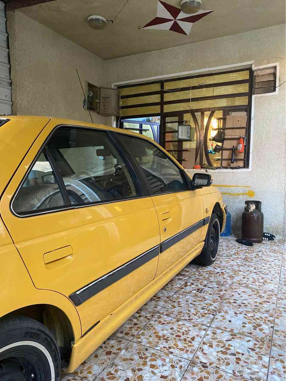 سلام عليكم من رخصت الادمن محترم. بيجو بارص 2013 سياره بسمي سنويه لل28.  سعر 37 وبيها مجال قليل عليها هيئه تقريبن 230 الف تنزل من سعر سياره. سياره مشدود عليها مكينه جديده بعدها بدهن سحك كير وكلج جدد. صدر امامي جديد ما عدا دبلات امامي  صدر خلفي كله جديد ويا دبلات خلفيه  سياره بيها طختين من جهت سايق خشم جاملغ امامي وطخه صايره خط بل جاملغ خلفي وبيها نوقصات بسيطه. يرادلها ترتيب لل بجم . سياره اكفلها من ضربه قويه. وغرفه سياره نضيفه مكان بغداد زعفرانيه رقمي *********** بغداد, العراق
