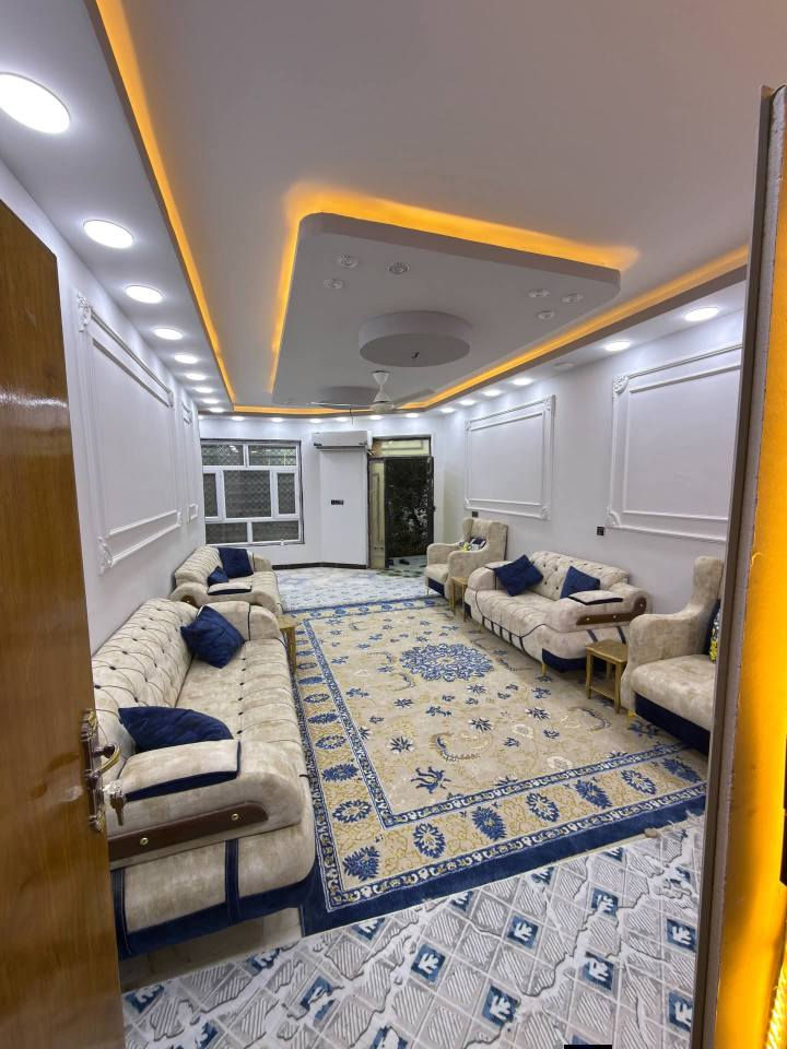 بيت طابقين 300 متر بناء حديث
السعر 350
مشتمل 75 متر 
البيت مع المشتمل كامل 450
العنوان الديوانية العروبه الثالثه فرع أسواق الربيع
للتفاصيل ***********
