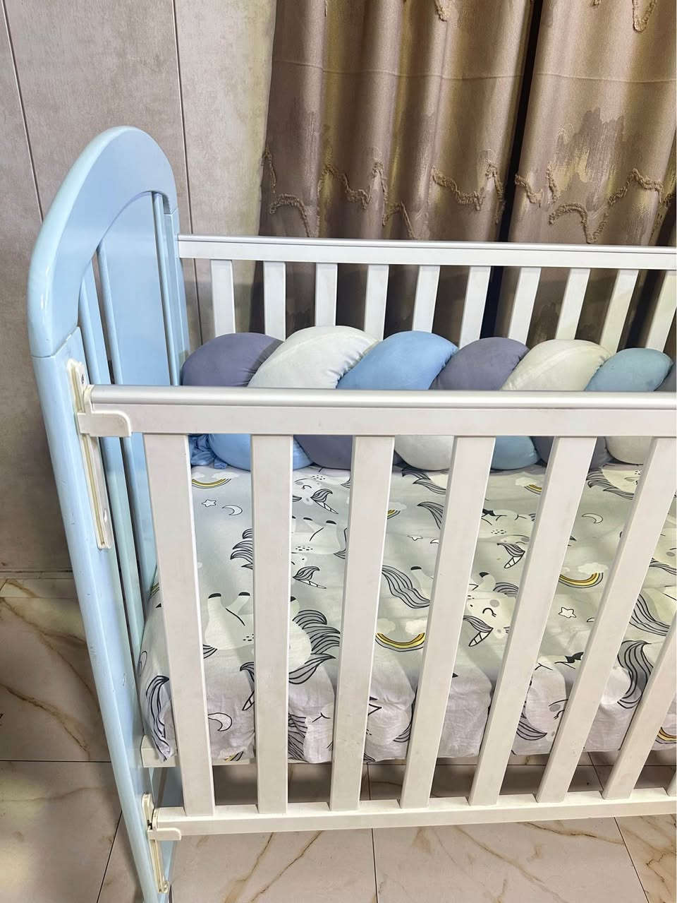 سرير اطفال لعمر ٣ سنوات  ينفتح  صفحه كامله من جهه سرير الام وبي تايرات من جوه يتحرك بسهوله وينقفل بسهوله واذا تشيلون التايرات يصير هزاز لونه ابيض وسمائي استعمال مده قليله ومثل مموضح بالصوره نظيف ١٠٠ نظافته اي كسر اي خدش مبي ينباع هو والفراش كامل سعره ب١٢٥ مكاني الصليخ الي يريده يتفضل خاص بغداد, العراق


**إذا كنت صاحب هذا الإعلان وتريد حذفه لأي سبب، رجاءا أرسل رسالة إلى الدعم الفني**