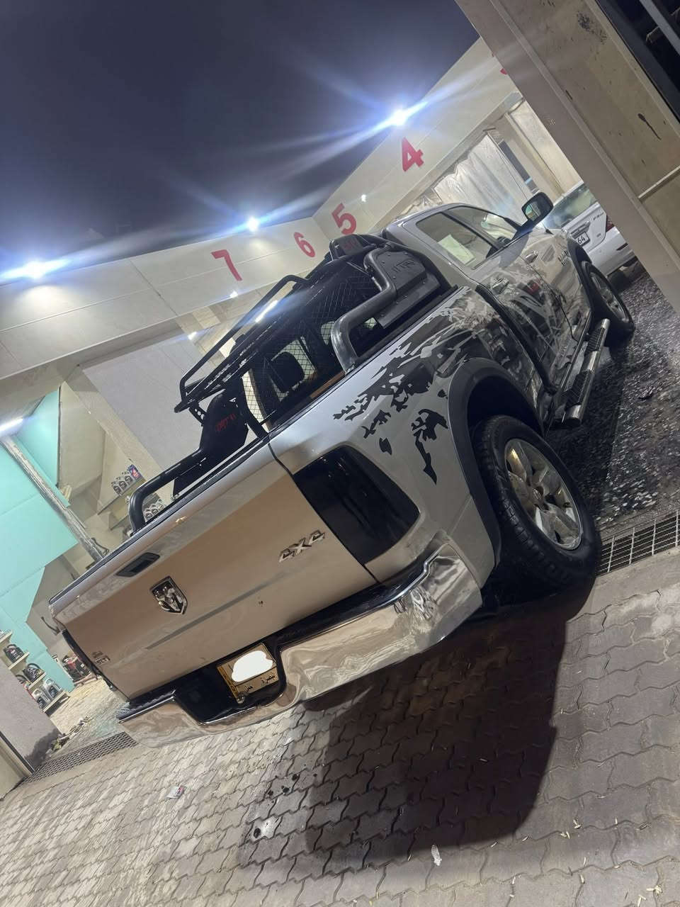 سلام عليكم البيع رام موديل 2017كفالة عامة سيارة جهازة ما بيها اي نقص باب طويل بدي وسط سيارة جهازة دينار ما تصرف عليها كفالة بيها فقط شبر بارد بلجاملغ خلفي تحويل مابشر محرك5700فور ويل السعر 188بسعر مناسب خوان كفالة 
رقمي ***********مكاني البصرة
