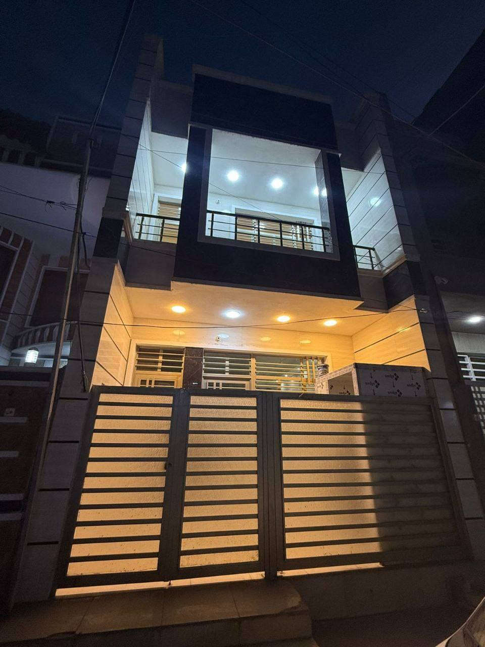 منزل للبيع ✅

المساحه 100م
الواجهه 5م 
النزال 20م 

الموقع ضباط البنوك قرب جسر البنوك 
يحتوي 3 نوم 
سنه البناء 2023 

للاستفسار 
☎️***********
☎️***********
☎️***********
