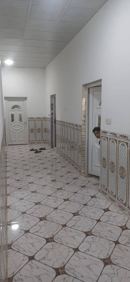 السلام عليكم بيت للبيع قرب مدرسه الخرجه للبنات مساحة البيت ٥٥٠ متر مربع كامل المواصفات البيت طابقين اتصل و تدلل ***********

