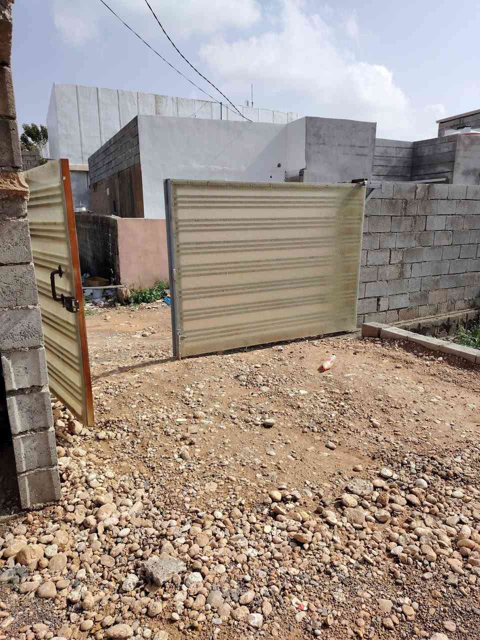 سلام عليكم هيكل كامل  مساحة الارض ٣١٨ م مساحة البناء ١٢٠ م   متكون من
٢ غرفه وصاله  ومطبخ واستقبال ومجمع صحيات وترك ورا البيت درج خارجي

 كهربائيات كامله

لبغ جص كامل
المجاري كامل 

دفن كامل

البواري مشتريهن حاضرات بس يحتاج تسويهن

بئر ماء مشترك ارتوازي 

العنوان يوسف بيك مقابيل الحسينيه بفرع سعرهه ٣٠ وبي مجال بصيط الشراي يخابر ***********
