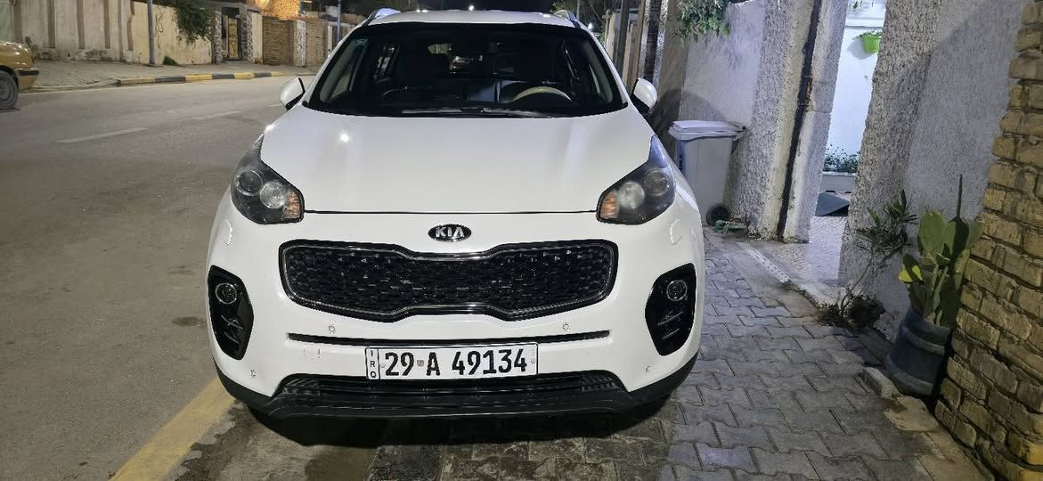 السلام عليكم كيا سبورتج خليجي 2018 ماشيه ١٢٠ 
المحرك مكفول كير مكفول كهربائيات مكفول 
لايت زنون . حساسات امامي خلفي . كاميرا . نضام قيادة 3 ايكو . سبورت . نورمال. مثبت سرعة . تحكم مقود . نضام ترحيب . بلوتوث اتصال . أرضية جلد . تبريد قطعتين خلفي و امامي . مري شفط . كشافات ضباب . تبريد شغال . تدفئة شغاله . حداديه جديدة جاملخ صبغ ما مفتوح و باب خلف السايق ربع الباب بارد فقط بأسمي تحويل ثاني يوم السعر ١٧٥ و بيها مجال العنوان كوت داموك 
*********** دهل اوران, واسط
