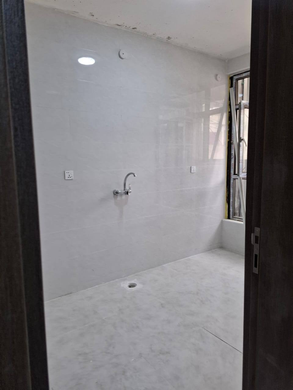 سلام عليكم شقة طابق ٣ كرادة داخل تحتوي على ٢ غرفة مع صالة مع مطبخ مع حمام الشقة جديدة، مطلوب عائلة من الكرادة حصرا للستفسار *********** الشقة قريبة على تقاطع الاورزدي
